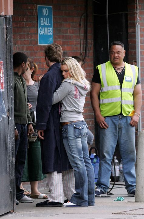 Billie Piper and David Tennant on the set of Doctor Who (2006). Billie Piper And David Tennant, David Tennant Billie Piper, David Tennant And Billie Piper, Billie Piper Doctor Who, Rose Tyler Outfit, Doctor Who Rose, Rose And The Doctor, Doctor Who Tv, Ninth Doctor