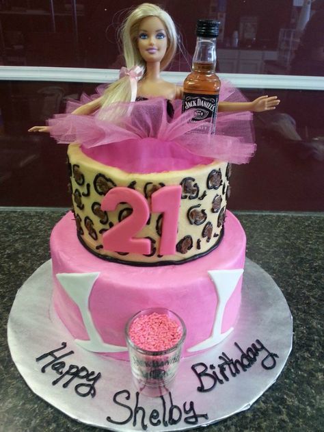 pastel con numero 21 y muñeca barbie 21st Birthday Cake Alcohol, Barbie 21st, Birthday Cake 21, 21st Bday Cake, Best Birthday Surprises, Barbie Birthday Cake, 21st Bday Ideas, Barbie Doll Cakes, 21st Cake