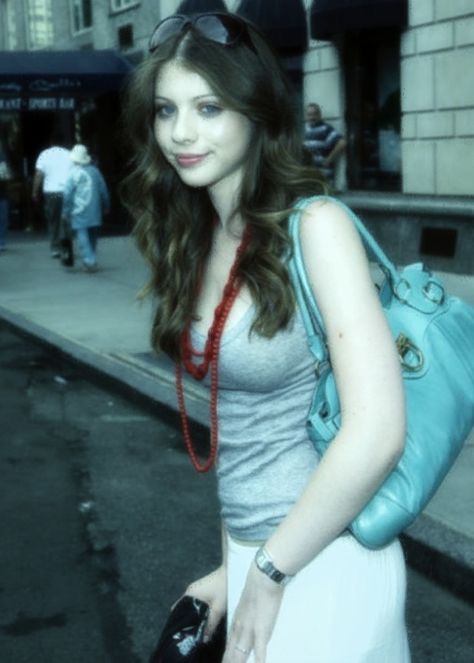 icon girl 2000s ☆ 2000s Actresses, 2000s Icons Aesthetic, Michelle Trachtenberg 2000s, Georgina Sparks Outfits, 2000s Girl Aesthetic, 2000s Pics, Trashy Women, Brunette Characters, 2000s Celebrities