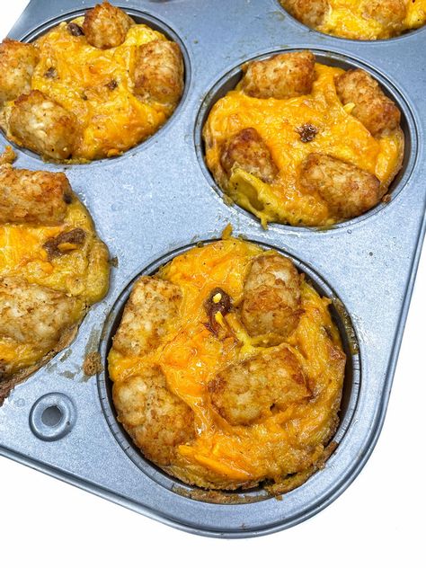 Tater Tot Breakfast Muffins Tater Tot Muffin Cups Eggs, Tater Tot Egg Muffins Breakfast, Tater Tot Egg Muffins, Tater Tot Breakfast Muffin Cups, Breakfast Muffin Cups, Tator Tot Breakfast, Tator Tot Recipe, Vegan Breakfast Sausage, Meat Breakfast