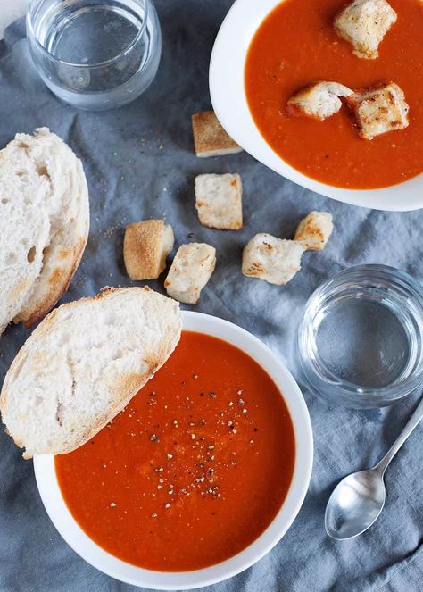 Easy Tomato Soup Recipe, Bean And Bacon Soup, Tomato Soup Easy, Tomato Soup Recipe, Food Cookies, Cake Pastry, Croutons Homemade, Tomato Soup Recipes, Cheese Tortellini