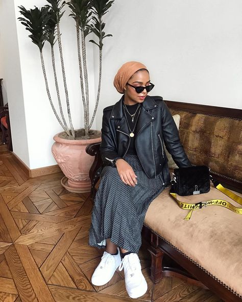 126.5k Followers, 339 Following, 205 Posts - See Instagram photos and videos from Shahd Batal (@shahdbatal) Turban Outfit Street Style, Zara Styling, Headwrap Outfit, Shahd Batal, Turban Outfit, Outfit Street Style, Head Coverings, Modern Hijab, Street Hijab Fashion