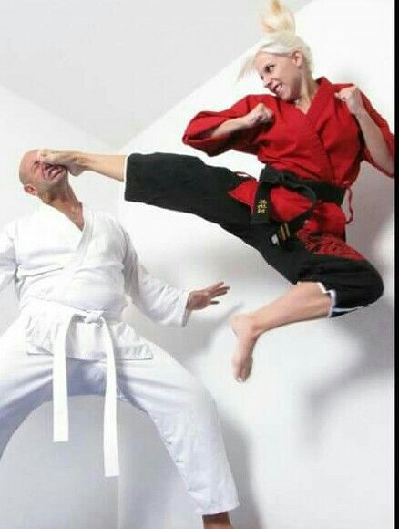 Flying kick to his face. Flying Kick, Martial Arts Gi, Fighter Workout, Photos Of Men, Male Vs Female, Women Karate, Karate Kick, Martial Art Uniform, Female Martial Artists