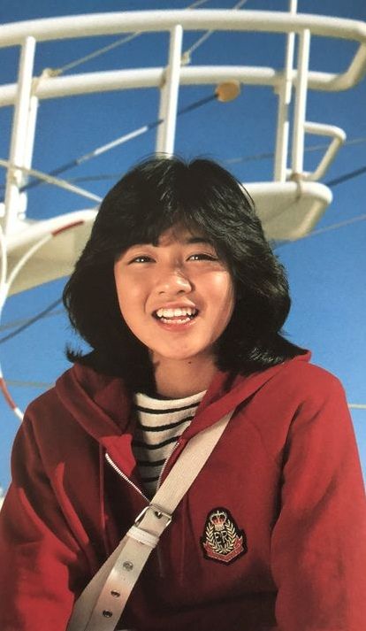 Momoko Kikuchi (菊池 桃子) is a Japanese actress, entertainer, singer, and scholar.She officially made her debut as an idol in 1984, releasing her first single. In the late 80s,she tried to shed the "idol" label and formed RA-MU, a band featuring more original material and rock music. In 2011, Japanese music program Music Station held a special report counting down the Top 50 Idols of All-Time based on their singles' total sales. Momoko Kikuchi, Citypop Fashion, City Pop, Japanese Actress, The Idol, Music Station, Japanese Music, Late 80s, Japan Girl