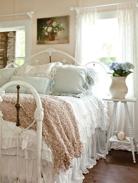 Charming Small Shabby Chic Beach Cottage - Coastal Decor Ideas and Interior Design Inspiration Images Shabby Chic Bedrooms On A Budget, Shabby Chic Romantico, Camera Shabby Chic, Shabby Chic Beach, Shabby Chic Decorating, Shabby Chic Decor Bedroom, Chic Bedrooms, Chic Bedroom Decor, Shabby Chic Dresser