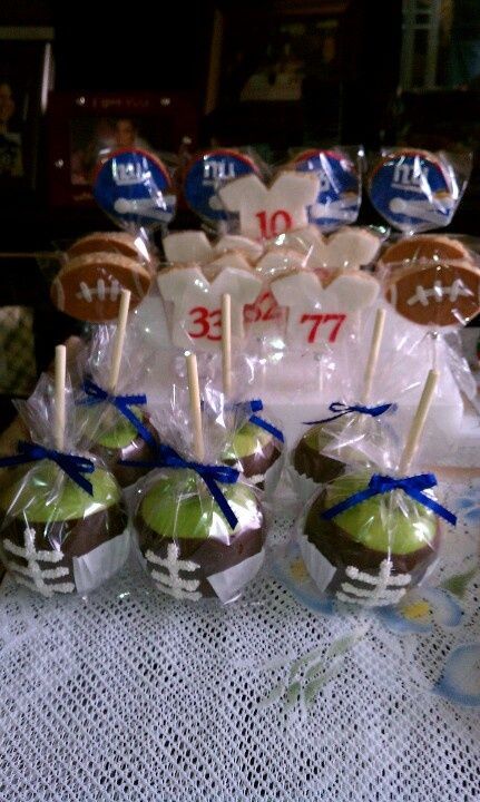 Mishloach Manos, Football Treats, Sports Snacks, Covered Apples, Football Banquet, Team Snacks, Football Baby Shower, Football Snacks, Football Theme Party