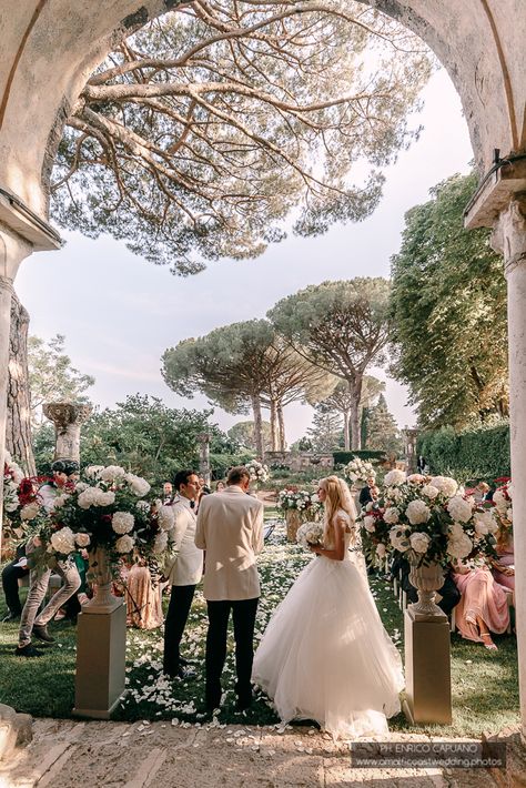 Ravello Italy Wedding, Villa Cimbrone Wedding Ceremony, Old World Wedding Theme, Villa Cimbrone Wedding, Wedding Scenery, Wedding Europe, Wedding Gathering, Amalfi Wedding, Wedding Staircase