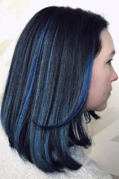 Le noir corbeau peut être "difficile" à porter pour certains traits du visage. La meilleure façon d'adoucir et d'équilibrer la couleur est d'ajouter des reflets bleus. // Crédit photo : Instagram @meganlacore Black Hair With Highlights, Blue Highlights, Tone Hair, Long Bob, Stylish Hair, Dark Hair, Hair Highlights, Blue Hair, Matrix