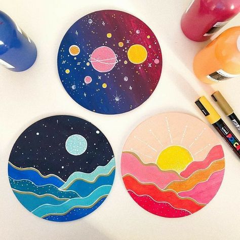 Cd Painting Ideas Easy, Painting Ideas Easy Aesthetic, Moon And Galaxy, Cd Painting Ideas, Vinyl Record Art Ideas, Painted Records, Vinyl Paintings, Cd Wall Art, Vinyl Art Paint