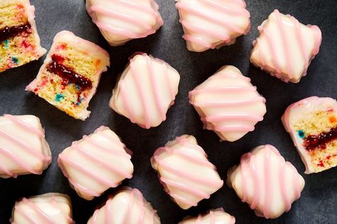 Petit Four Recipes, Petite Fours, Strawberry Pop Tart, Afternoon Tea Recipes, Professional Cooking, Cheese Flavor, Tea Break, Scone Recipe, Raspberry Jam