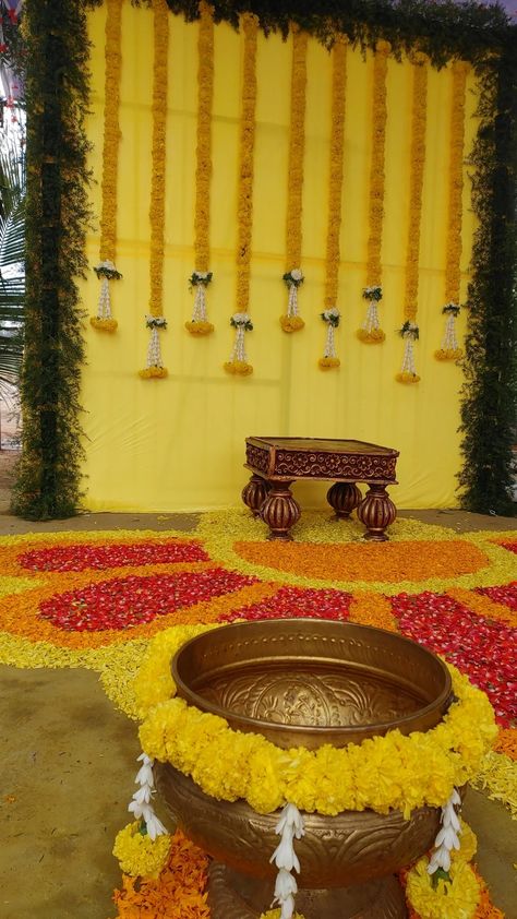 South Indian Haldi Backdrop, Haldi Decoration Ideas South Indian, Mangal Snanam Decoration For Bride, South Indian Haldi Decoration, Simple Mantapa Decoration South Indian, South Indian Decoration Ideas, South Indian Theme Decor, South Indian Haldi Ceremony, Mangalasnanam Decorations