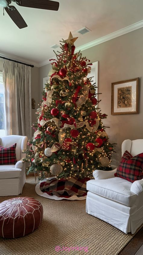 Red Green Gold Christmas Decor, Red And Gold Christmas Tree Ideas, Red Gold And White Christmas Tree, Red White And Gold Christmas Tree, Red Green And Gold Christmas Tree, Christmas Tree Red And Gold, Red And Gold Theme, Red And Gold Ornaments, Red Plaid Pillows