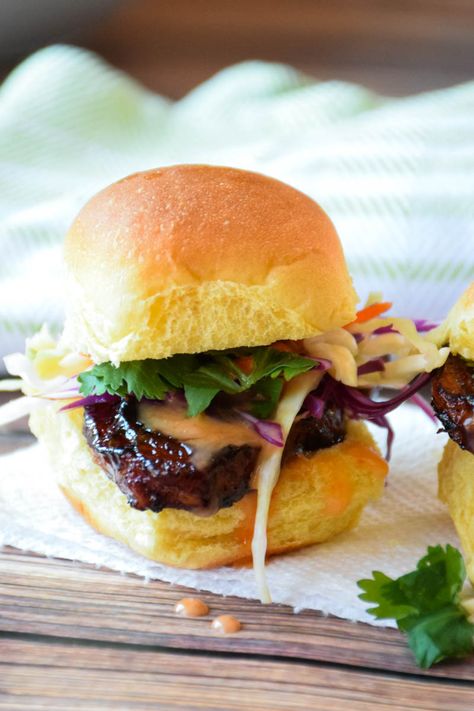 Crispy with a sweet and spicy glaze, topped with freshly shredded red and green cabbage and drizzled with a little sriracha honey mayo, these Crispy Pork Belly Sliders will be the bite that all your friends will be raving about at your kick-off party for football season! Pork Belly Sliders, Blt Bites, Oven Fried Fish, Buffalo Chicken Pasta Salad, Honey Sriracha Sauce, Monday Recipes, Philly Cheese Steak Sliders, Pork Belly Slices, How To Cook Kale