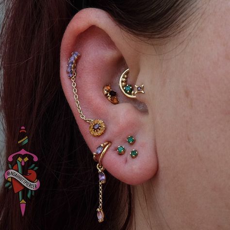 Colorful Ear Styling, Colorful Ear Stack, Ear Styling Ideas, Gold Ear Styling, Lobe Piercing Ideas, Stacked Lobe Piercing, All Piercings, Ear Stacks, Snug Piercing