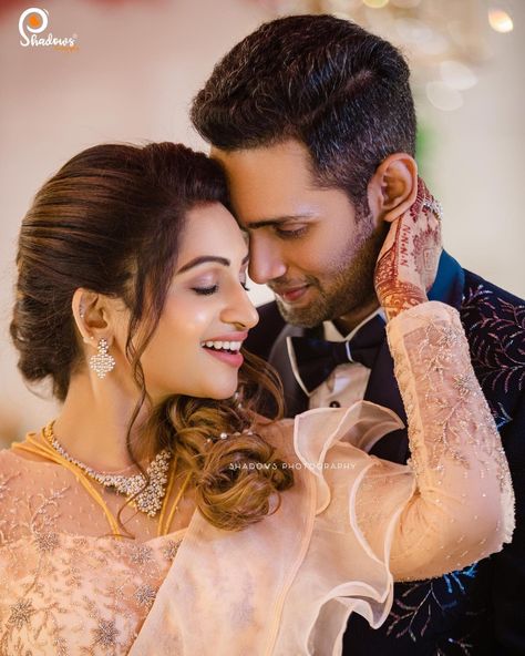 Groom Poses Photography, Reception Wedding Photos, Reception Couple Poses, Sangeet Poses, Reception Pose, Reception Poses, Couple Western, Indian Engagement Photos, Dulhan Pose