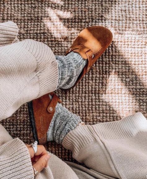 Brown Clogs Outfit, Clogs With Socks Outfit, Clogs Outfit Winter, Red Lipstick Outfit, Clog Outfits, Birkenstock Clogs Outfit, Birkenstock Boots, Comfy Lounge Wear, Clogs Outfit