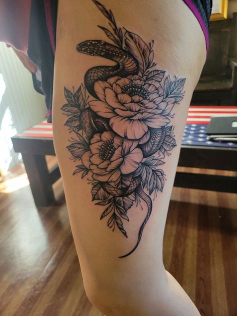 Tattoo Women Leg, Upper Thigh Tattoo Women, Thigh Tattoo Women, Flower Thigh Tattoo, Upper Thigh Tattoo, Snake Flower, Upper Thigh Tattoos, Flower Thigh Tattoos, Tattoo Women