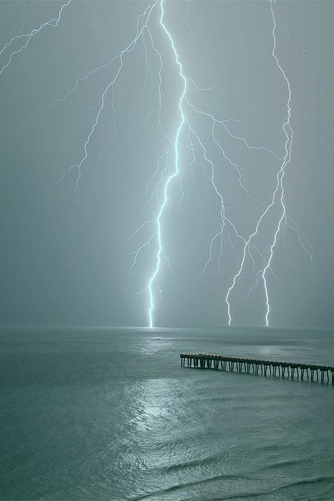 Photowall Ideas, Lightning Photography, Wild Weather, Image Nature, Thunder And Lightning, Lightning Storm, Lightning Strikes, Life Is Strange, Natural Phenomena