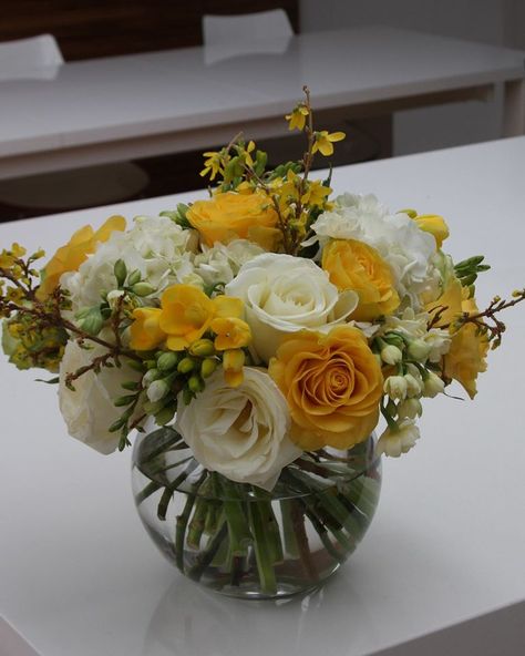 Yellow Flower Party Decorations, Yellow And White Flower Arrangements, Yellow And White Centerpieces, Yellow Rose Centerpiece, Yellow Roses Arrangement, Yellow Flower Centerpieces, 45 Anniversary, White Rose Centerpieces, Yellow Flower Arrangements