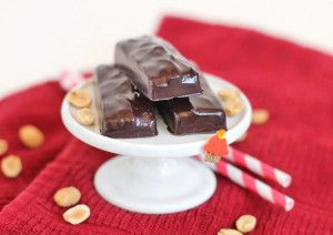 These Healthy Homemade Snickerz are a much better option than the storebought kinds, and they're made without the refined sugar, trans fats, and corn syrup! Nougat Recipe, Peanut Caramel, Sugar Free Recipes Desserts, Homemade Snickers, Cranberry Pistachio, Nice Food, Caramel Candy, Sugar Free Desserts, Candy Bars