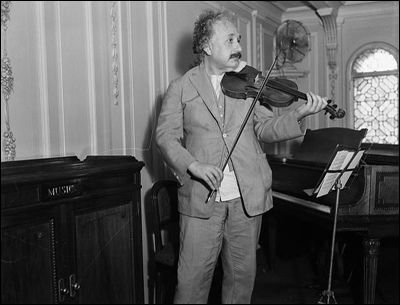 Einstein eventually became an accomplished amateur violinist, taking particular pleasure  in performing Mozart and discussing the parallels between music and  mathematics. Nanyang Technological University, Howard Hughes, Theoretical Physics, Rare Historical Photos, Florence Nightingale, Theory Of Relativity, Iq Test, The Violin, Cellos