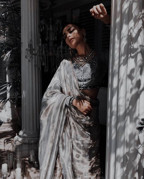 Ethnic Photoshoot Poses At Home, Aesthetic Saree Poses At Home, Aesthetic Saree Photography, Saree Aesthetic Photoshoot, Saree Poses Photoshoot Ideas At Home, Farewell Poses, Chic Poses, Saree Pose, Modelling Career