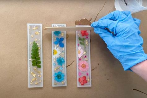 Diy Resin Flowers, How To Make Confetti, Pressed Flowers Diy, Wooden Craft Sticks, Resin Bookmarks, Pressed Flower Crafts, Floral Resin, Dried And Pressed Flowers, Flower Bookmark