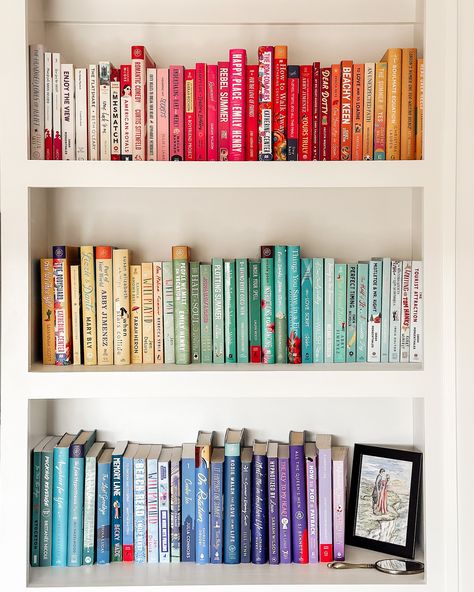 🌈Sunday Shelfie I had to make a section of my new home library rainbow! ❤️💛💙 Thanks to all your feedback into how I could incorporate a section of my library into pretty rainbow colors! I ended up choosing the romance section since they are the books with the prettiest, brightest spines and not ones I usually re-read so I don’t have to worry about messing up the colors! I 💗 how it turned out! 🌈 Happy Sunday! ❓ what’s your favorite color of the rainbow? #shelfiesunday #rainbowshelfie #... Rainbow Book Shelf, Book Shelf Art, Rainbow Bookshelf, Books By Color, Pretty Rainbow, My New Home, My Library, Apartment Inspiration, Stack Of Books