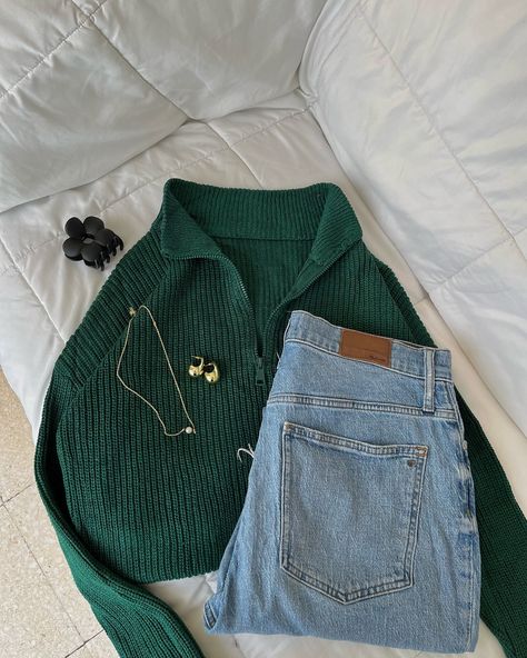 Puedes comentar 8:30pm 🛍️🛒 Aquí suéter color verde esmeralda, me encanta, está bien bello 🥺💗 un look muy Old money. Talla: s/m $139 Outfit Con Verde, Outfits Con Verde, Emerald Outfit, Outfits Verde, Estilo Indie, Outfit Mujer, Deep Winter, Look Older, Warm Spring