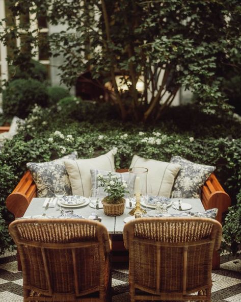 The courtyard at #RalphsMilan, dressed for al fresco dining in classic blue and white ticking stripes, florals, and checks from the Ralph Lauren Home collection. #SalonedelMobile Hotel Restaurant Design, Work Cafe, Terrace Restaurant, Beautiful Patios, The Courtyard, Interior Design Portfolio, Al Fresco Dining, Ralph Lauren Home, Classic House