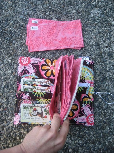 Hello, Dave Ramsey! This is fabulous! Casserole Carriers, Budget Wallet, Cash Envelope Wallet, Envelope Pattern, Entrepreneur Ideas, Money Saving Mom, Cash Wallet, Coupon Organizer, Diy Wallet