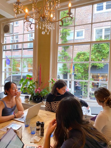 Cafe Meeting Aesthetic, Study Session With Friends, Working With Friends Aesthetic, Book Club Aesthetic Friends, Uni Friends Aesthetic, Cafe With Friends Aesthetic, Friends Studying Together, Networking Aesthetic, College Friends Aesthetic