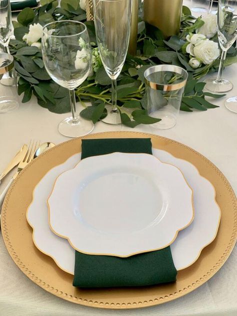 White And Gold Napkins Table Settings, Gold Charger Plate Christmas, White Gold Green Table Setting, Gold Table Cloth Setting, Gold Table Chargers, Emerald Green And Gold Table Setting, Green And Gold Place Setting, White And Gold Plates Table Setting, Round Table Setting Wedding