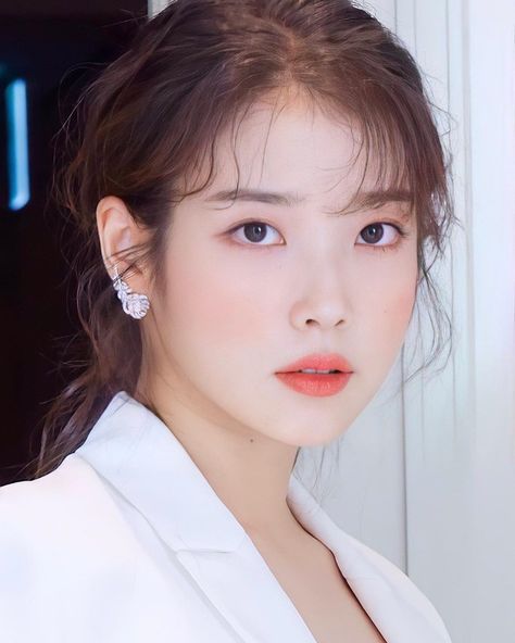 Iu Songs, Billboard Kpop, Lee Ji Eun, Iu Hair, Popular Actresses, Iu Fashion, Brunette Girl, Korean Actresses, Korean Actress