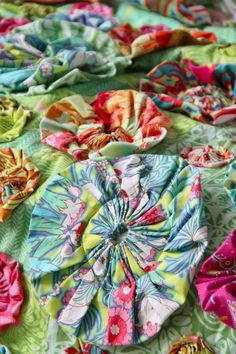 Amy Butler Quilt, Amy Butler Fabric, Yo Yo Quilt, Folding Origami, Yo-yos, Amy Butler, Fabric Projects, Crazy Quilts, Beautiful Quilts