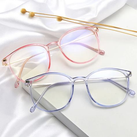 Clear Glasses Frames Women, Cute Glasses Frames, Classy Glasses, Fancy Glasses, Clear Glasses Frames, Fluorescent Lights, Nice Glasses, Glasses Trends, Trendy Glasses