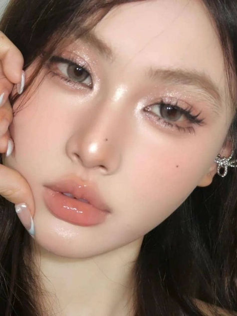 12 Korean Soft Makeup Looks for a Natural Everyday Glow | The KA Edit Graduation Look Makeup, Warm Tone Makeup, Makeup Ala Korea, Makeup Asia, Sanggul Modern, Asian Makeup Looks, Korean Makeup Look, Light Makeup Looks, Peach Makeup