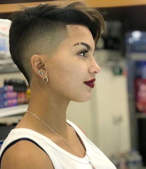 2,791 Likes, 31 Comments - Short Hair 💥 Female Barbercuts (@barberiasdelmundo) on Instagram: “✂️ @isaacbarbermx 💈 💥 @ferchatorressssssssssssss • • • #hairispiration #hairideas #shorthair…” Shaved Side Hairstyles, Short Sassy Hair, Short Hair Undercut, Super Short Hair, Sassy Hair, Very Short Hair, Short Hair Color, Short Pixie Haircuts, Short Hair Haircuts