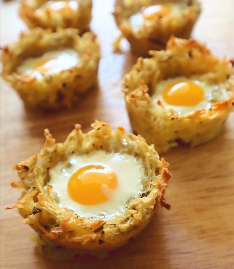 Quail Egg and Hash Brown Nests Fancy Egg Recipes, Quail Egg Breakfast, Quail Egg Recipes Breakfast, What To Do With Quail Eggs, Deviled Quail Eggs, Quail Egg Appetizer, Egg Flight Ideas, Quail Egg Recipes, Quail Eggs Recipe