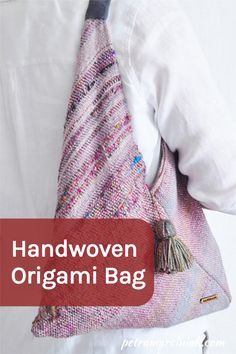 Simple to sew "Origami Bag", perfect to use for exemple some beautiful handwoven fabric. Modern Weaving, Saori Weaving, Origami Bag, Weaving Loom Projects, Handwoven Bag, Rigid Heddle Weaving, Weaving Ideas, Diagonal Lines, Handwoven Fabric