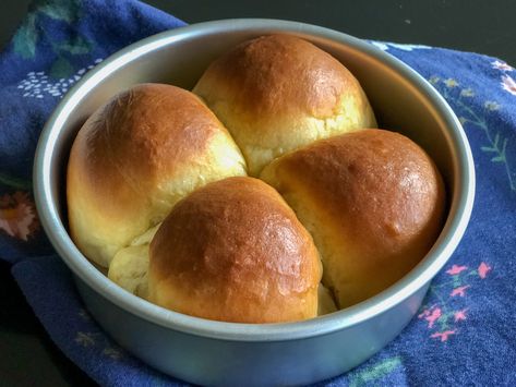 Small Batch Dinner Rolls, Small Batch Dinner, Quick Yeast Rolls, Soft Dinner Rolls, Yeast Rolls Recipe, Sweet Dinner Rolls, Small Batch Baking, Homemade Bread Recipes Easy, Homemade Rolls