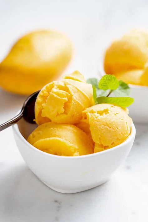 Easy mango sorbet recipe is made with only five ingredients including fresh mangos! Mango Sorbet Recipe, Mango Frozen Yogurt, Easy Frozen Yogurt, Frozen Yogurt Recipe, Almond Ice Cream, Frozen Yogurt Recipes, Sorbet Recipe, Bigger Bolder Baking, Yogurt Recipe