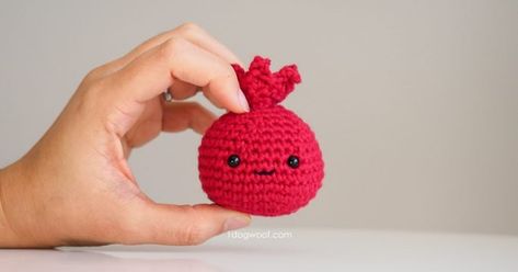 amigurumi pomegranate Banana Pattern, Crochet Strawberry, Crochet Fruit, Beginner Crochet Tutorial, Tapestry Crochet Patterns, Simple Crochet, Flower Bookmark, Crochet Food, Crochet Pattern Amigurumi