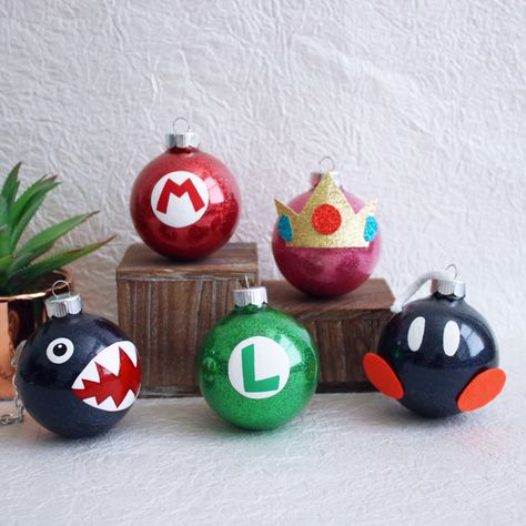 Fun Super Mario themed Holiday Ornaments Super Mario Gift Ideas Diy, Diy Nerdy Christmas Ornaments, Diy Super Mario Christmas Ornaments, Mario Brothers Christmas Tree, Marvel Ornaments Diy, Diy Mario Ornaments, Nintendo Christmas Tree, Super Mario Christmas Ornaments, Super Mario Ornaments Diy