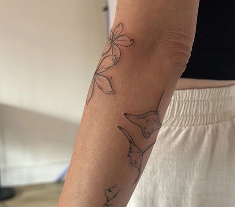 Less Morose And More Present Tattoo, Stingray Tattoo, Secret Tattoo, Cute Henna Tattoos, Hand And Finger Tattoos, Tattoo Forearm, Tramp Stamp, Knee Tattoo, Classy Tattoos