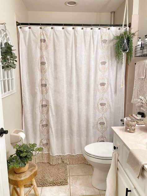 Cottagecore Bathroom Apartment, Bathroom Ideas Cottagecore, Small Bathroom Ideas Cottagecore, Bathroom Zen Decor Ideas, Garland Around Bathroom Mirror, Earthy Home Aesthetic Bathroom, Bathroom Decor Cottagecore, Earth Bathroom Ideas, Cottage Core Apartment Aesthetic