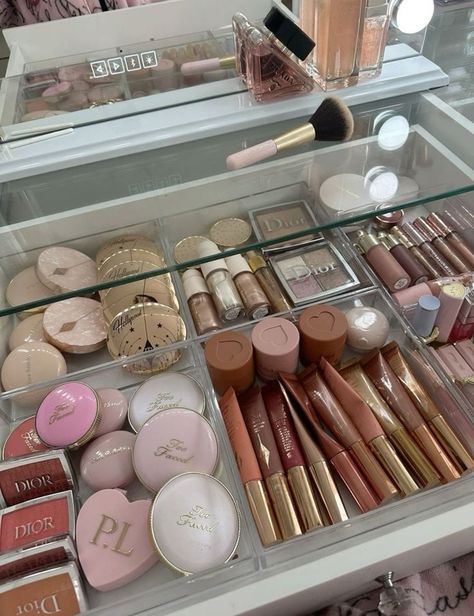 Organizador de maquiagem com diversos produtos de maquiagem de marcas renomadas como Dior e Too Faced. Itens incluem pós compactos, blushes, batons, glosses, bases e pincéis em tons nude, rosa e dourado. Makeup Collection Goals, Makeup Vanities, Makeup Bag Essentials, Makeup Drawer Organization, Makeup Drawer, Smink Inspiration, Fancy Makeup, Makeup Room, Makeup Obsession