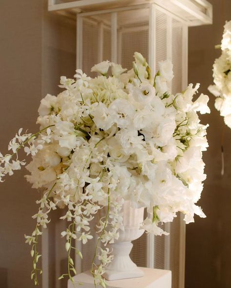 Cheers to love 🤍✨️ Wedding decor by @linaflorezofc . @stregismexicocity @barraganproducciones . #weddingscdmx #luxuryweddings #floraldecor #florals #weddingdecor #weddingdesign #bodas #bodasmexico Modern Wedding Florals, White Modern Wedding, Wedding Flowers White, Luxury Flower Arrangement, White Flower Arrangements, Grand Wedding, White Wedding Flowers, Flowers White, Luxury Flowers