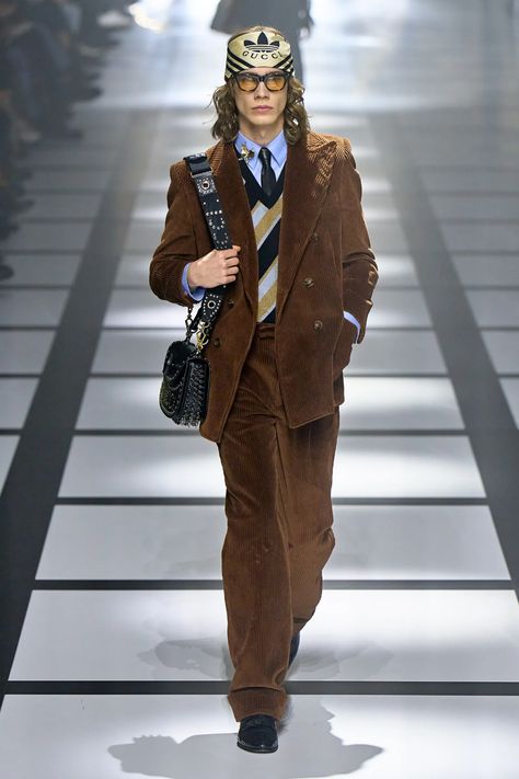 Gucci Fall 2022, Gucci Menswear, Fashion Collection Inspiration, Estilo Fitness, Gucci Fashion, Fall 2022, Fashion Show Collection, 70s Fashion, Retro Outfits