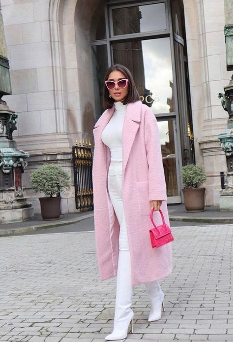 Feminine Winter Outfits, Business Baddie, Outfit Elegantes, Flamboyant Natural, Vibrant Outfits, Moda Hippie, Pink Fall, Paris Outfits, Pink Coat